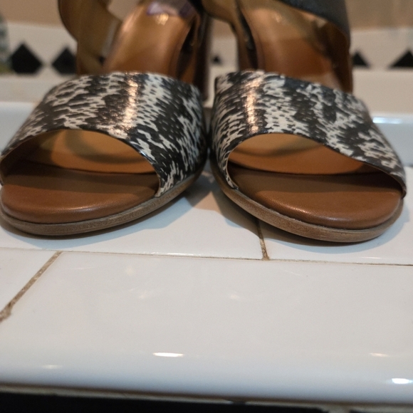 NATURALIZER Dahnny Dress Block High Heel Sandals Black White Leather Womens 9.5W - Picture 5 of 7